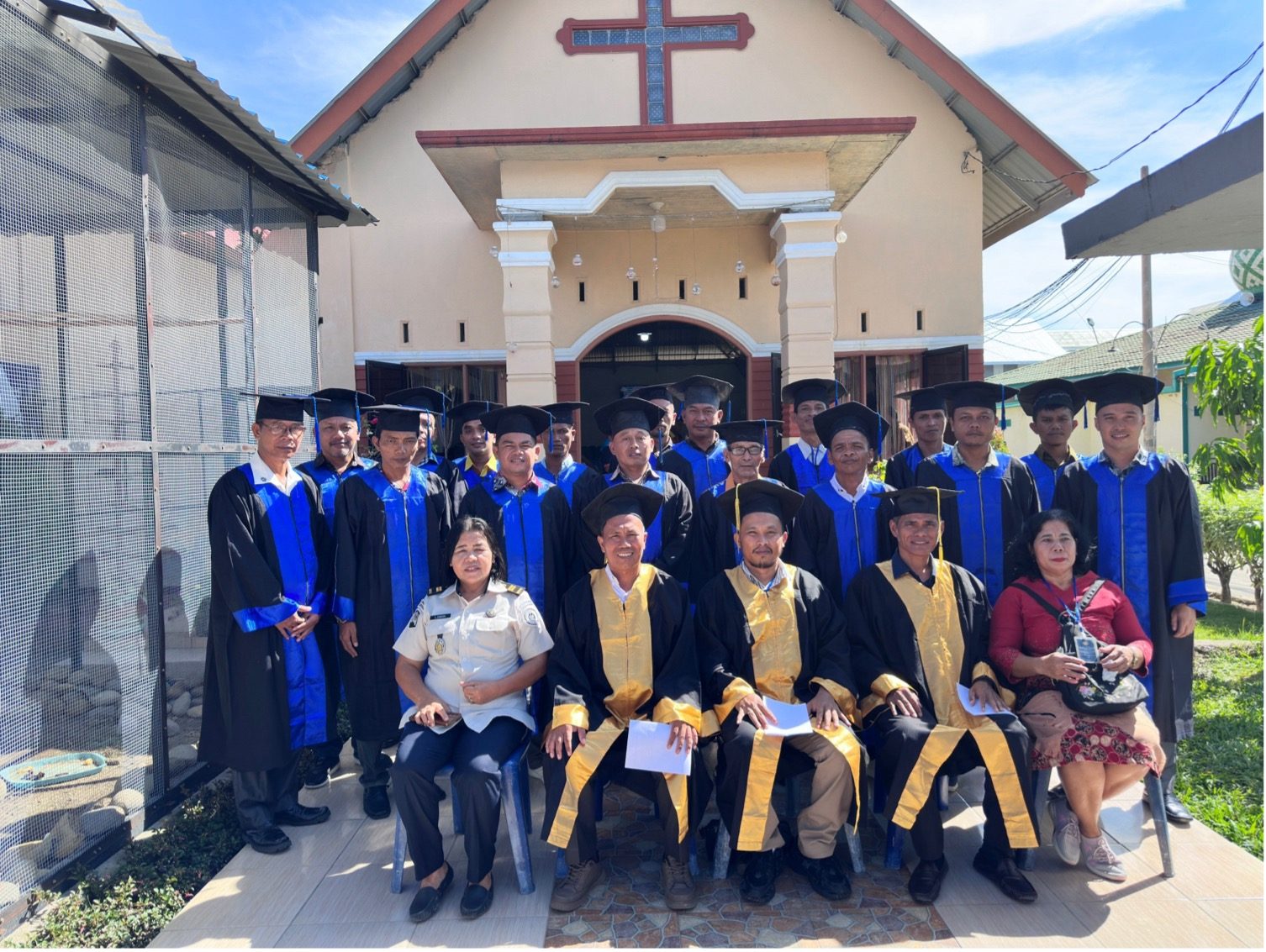 Wisuda BSIB lengkap dengan pengajar di gereja dalam lembaga pemasyarakatan